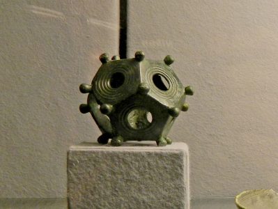 Römischer_Dodekaeder_im_Museum_Burg_Linn-Krefeld